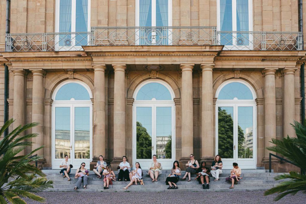 Stillende Mutter mit Baby auf dem Schlossplatz in Stuttgart Mütter stillen gemeinsam auf dem Schlossplatz, Aktion See us feed